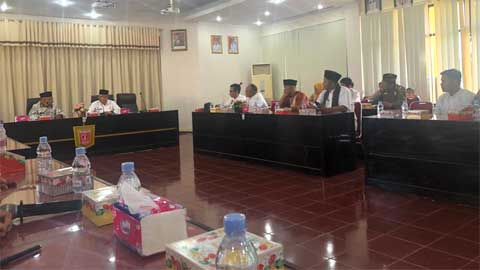 Rapat persiapan peletakan batu pertama tanda peresmian pembangunan Masjid Sirah, Muaro Mati Pasia, Nagari Tiku Selatan, Kecamatan Tanjung Mutiara