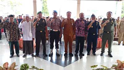 Sesi foto bersama Kepala Satpol PP (kanan) beserta tamu undangan Sosialisasi Peraturan Perundang-undangan Bidang Cukai di Kecamatan Ngantang
