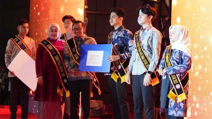 Bupati Tanah Datar, Eka Putra serahkan Beasiswa Genre Prestasi kepada Ilham Akbar, Ananda Putra, dan Jannatul Fitri Chaira