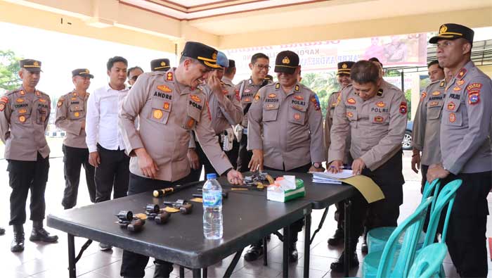 Kapolres Sijunjung, AKBP Andre Anas melakukan pengecekan senjata dinas