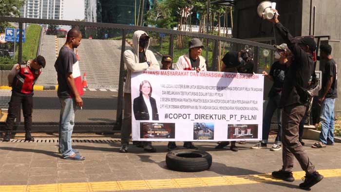 Aliansi Masyarakat dan Mahasiswa Indonesia Bersih melakukan aksi unjuk rasa di depan kantor Kementerian Badan Usaha Milik Negara (BUMN)