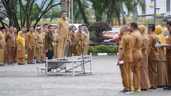 Bupati dalam Apel Gabungan ASN di Halaman Kantor Bupati Solok Selatan, Senin (24/7/2023).