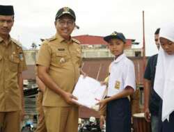 Pemkab Solsel Mulai Bagikan Pakaian Seragam Gratis untuk Siswa Baru