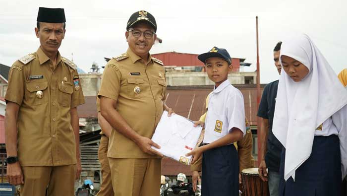 Pemkab Solsel Mulai Bagikan Pakaian Seragam Gratis untuk Siswa Baru