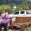 Aparatur Pemkab Agam Bantu Bersihkan Material Longsor di Koto Malintang dan Tanjung Sani