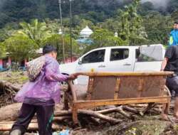 Aparatur Pemkab Agam Bantu Bersihkan Material Longsor Di Koto Malintang Dan Tanjung Sani