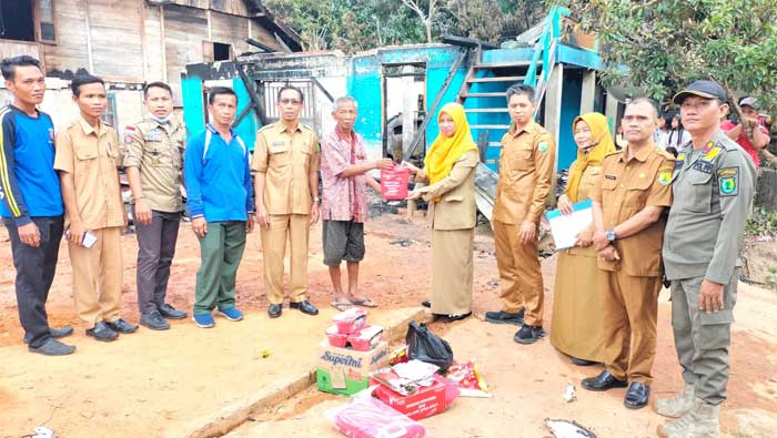 Pemkab Muba serahkan bantuan untuk korban kebakaran di Ulak Paceh