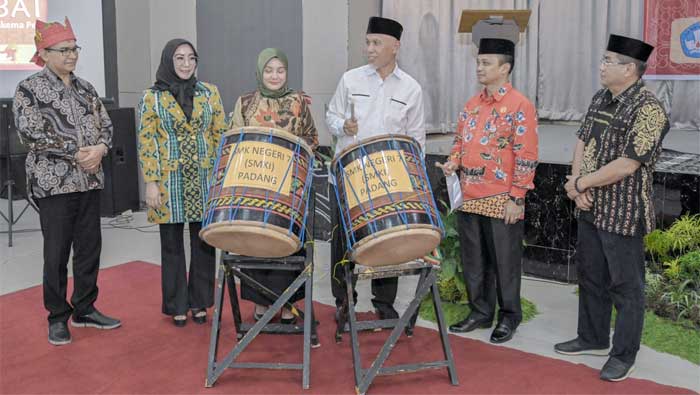 Gubernur Sumatera Barat, Mahyeldi saat peluncuran batik braja