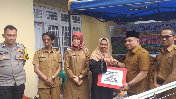 Ketua DPRD Bukittinggi Salurkan Bantuan Pokir ke Kelompok Tani di Ladang Cakiah