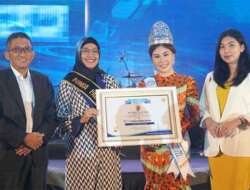 Bunda PAUD Kota Padang Terima Penghargaan Wanita Inspiratif Indonesia