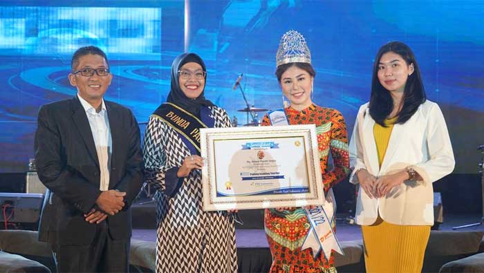 Bunda PAUD Kota Padang Terima Penghargaan Wanita Inspiratif Indonesia