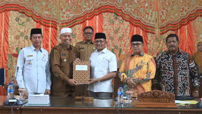 Bupati Pasbar Sampaikan LKPj Pelaksanaan APBD TA 2022