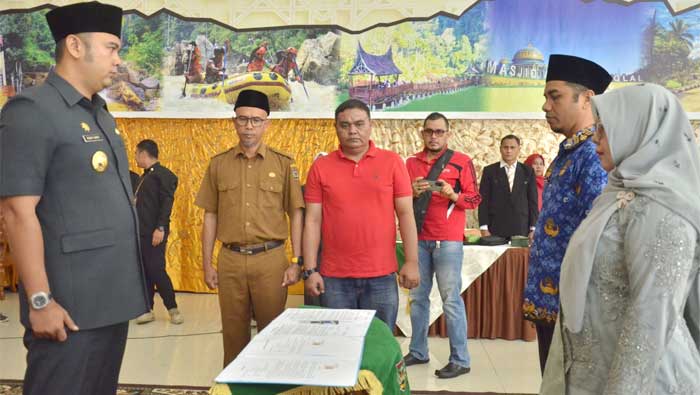 Bupati Sijunjung Lantik Puluhan Pejabat, Miswita jadi Pj Sekwan 1 Bupati Sijunjung Lantik Puluhan Pejabat
