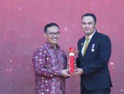 Bupati dan Ketua TP PKK Sijunjung Raih Penghargaan Manggala Karya Kencana