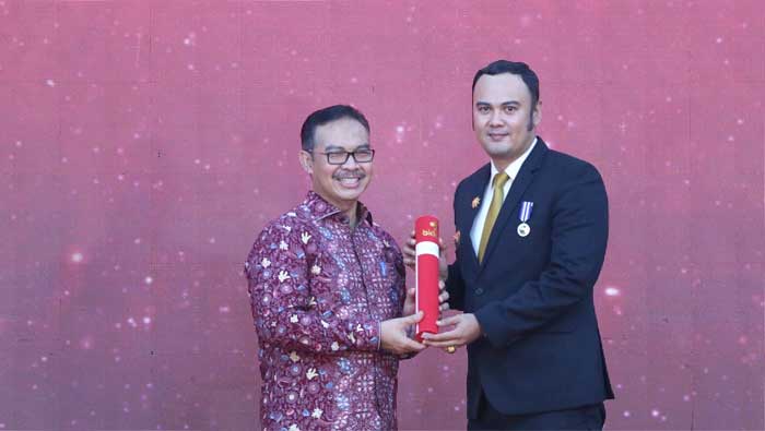 Bupati dan Ketua TP PKK Sijunjung Raih Penghargaan Manggala Karya Kencana 1 Bupati Sijunjung Raih Penghargaan Manggala Karya Kencana