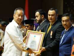 Bupati Sijunjung Terima Penghargaan Tokoh Penggerak Koperasi Madya dari Dekopin