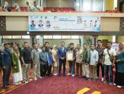 Bupati Solsel Terima Penghargaan Tokoh Penggerak Koperasi Madya