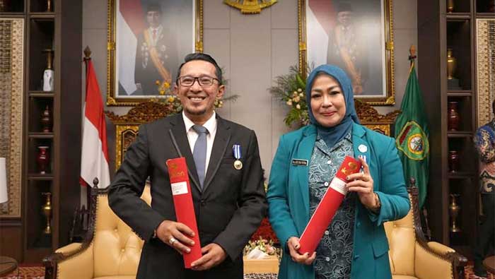 Bupati dan Ketua TP PKK Tanah Datar Terima Penghargaan Manggala Karya Kencana 1 Bupati dan Ketua TP PKK Tanah Datar Terima Penghargaan Manggala Karya Kencana