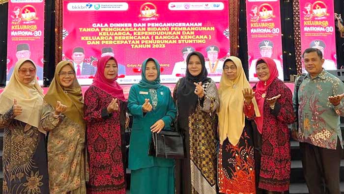 Bupati dan Ketua TP PKK Pasbar Terima Penghargaan Manggala Karya Kencana 1 Ketua TP PKK Pasbar Terima Penghargaan Manggala Karya Kencana