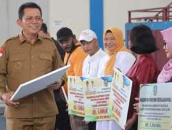 Gubernur Kepri Serahkan Insentif dan Bantuan Hibah di Kota Batam