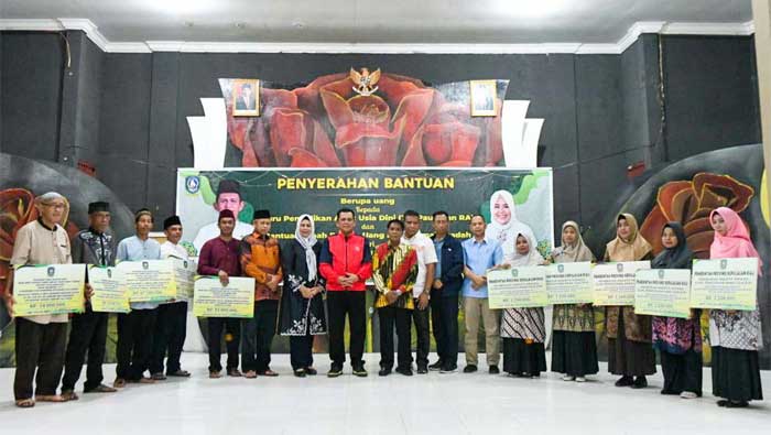 Penyerahan insentif Guru TK, PAUD dan RA serta Hibah Rumah Ibadah Kabupaten Lingga Tahun 2023 di Aula SMAN 1 Dabo Singkep