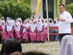 Gubernur Kepulauan Riau, H. Ansar Ahmad Saat Berkunjung Ke Sman 1 Jemaja, Kabupaten Anambas