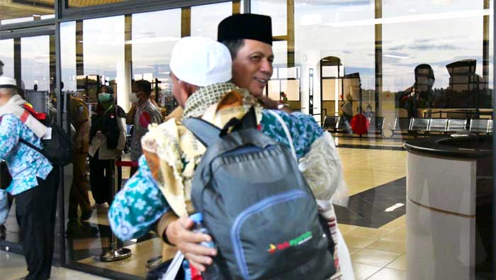 Gubernur Ansar Ahmad sambut kepulangan jemaah haji kloter 1 Kepulauan Riau, di Bandara International Hang Nadim, Batam