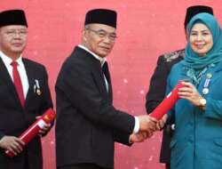Gubernur dan Ketua TP PKK Kepri Terima Penghargaan Manggala Karya Kencana