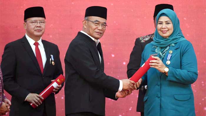 Gubernur dan Ketua TP PKK Kepri Terima Penghargaan Manggala Karya Kencana 1 Gubernur dan Ketua TP PKK Kepri Terima Penghargaan Manggala Karya Kencana