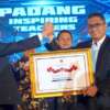 Hendri Septa Terima Dua Penghargaan