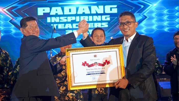 Wako Hendri Septa Terima Dua Penghargaan Saat Workshop Padang Inspiring Teacher