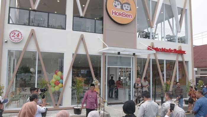 Wali Kota Padang, Hendri Septa meresmikan HokBen (Hoka-Hoka Bento) di Jalan Sawahan