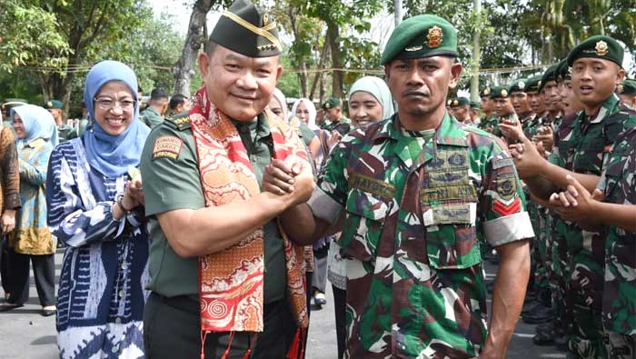 Kasad bersama Prajurit Yonif Mekanis Raider 413/Bremoro