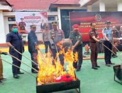 Kejari Dharmasraya Lakukan Pemusnahan Barang Bukti