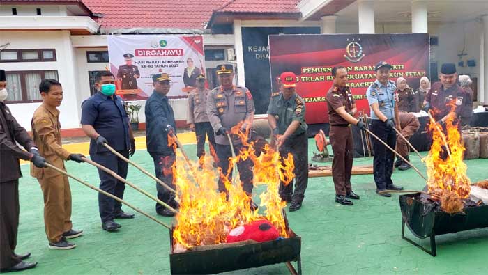 Kejari Dharmasraya Lakukan Pemusnahan Barang Bukti