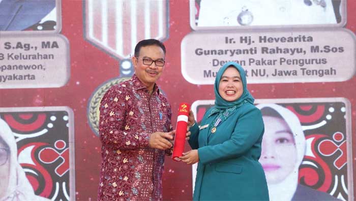 Bupati dan Ketua TP PKK Sijunjung Raih Penghargaan Manggala Karya Kencana 2 Ny Riri terima Penghargaan Manggala Karya Kencana