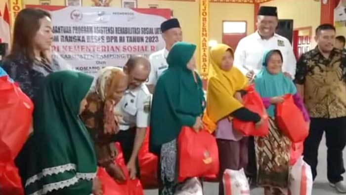 Legislator I Komang Batu Ibu Salurkan Bantuan untuk Lanjut Usia di Lampung