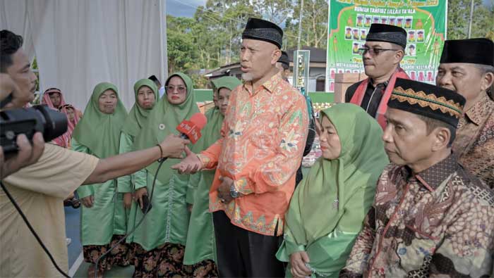 Gubernur Mahyeldi saat menghadiri acara Perayaan Khatam Alquran MDTA Ujuang Guguak XIX, dan Wisuda Tahfiz yang ke-4 Rumah Tahfiz Lillahi Ta'ala, di Nagari Padang Tarok, Kecamatan Baso, Kabupaten Agam