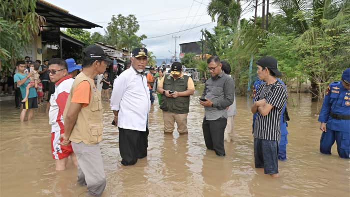 Gubernur Sumatera Barat, Mahyeldi Ansharullah di lokasi banjir