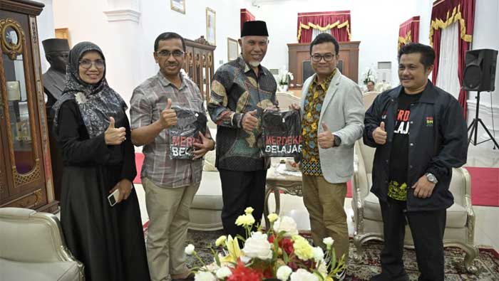 Gubernur Mahyeldi bertemu Direktur Guru Pendidikan Menengah dan Pendidikan Khusus Kementerian Pendidikan, Putra Aska Elevri di Padang, Sabtu (15/07/2023) malam.