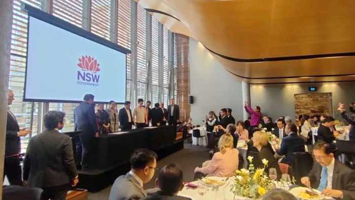 Business Luncheon dengan New South Wales, Perusahaan Indonesia Tandatangani MoU B2B senilai USD 3,6 Juta 1 Penandatanganan 3 MoU business-to-business (B2B) antara empat perusahaan Indonesia dengan empat importir Australia senilai USD 3,6 juta