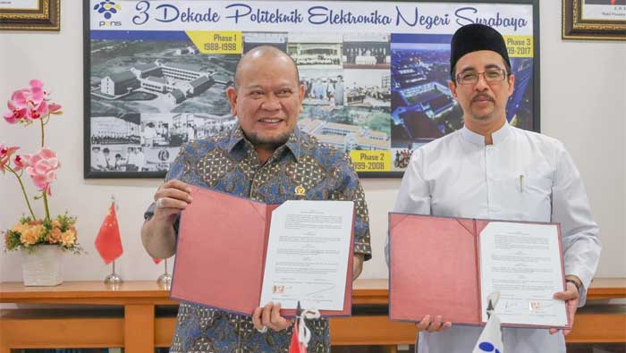 Teken MoU, PENS Buka Pintu untuk Atlet Berprestasi Muaythai Indonesia 1 Ketua Umum Pengurus Besar Muaythai Indonesia, AA LaNyalla Mahmud Mattalitti menjalin Memorandum of Understanding (MoU) dengan Politeknik Elektronika Negeri Surabaya (PENS)