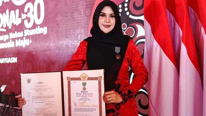 Ketua TP PKK Dharmasraya Terima Penghargaan Satyalencana Wira Karya