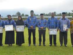 Pegawai Terbaik Pemkab Sijunjung Terima Penghargaan