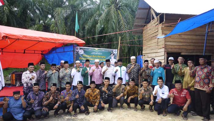 Peletakan batu pertama pembangunan Pondok Pesantren Nurul Qulub Limau Puruik