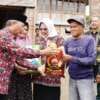 Pj Bupati Muba, Apriyadi Mahmud dan Pj Ketua TP PKK Asna Aini saat meninjau bedah rumah program BSPS di Desa Epil, Kecamatan Lais, Kamis (6/7/2023). (f/kominfo)