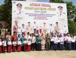 Pemkab Solsel Bagikan 512 Stel Seragam Murid Baru SD dan 246 Stel Seragam Siswa Baru SMP