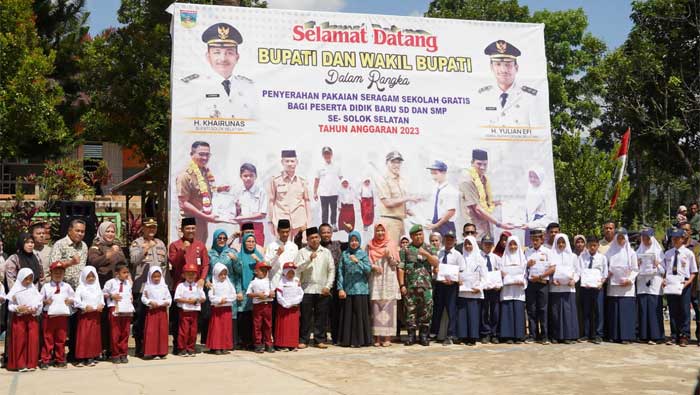 Pemkab Solsel Bagikan 512 Stel Seragam Murid Baru SD dan 246 Stel Seragam Siswa Baru SMP