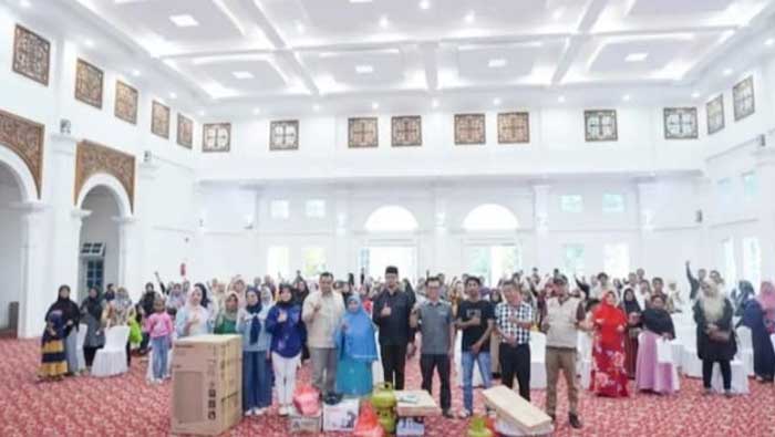 Pemko dan DPRD Bukittinggi Serahkan Bansos Usaha Ekonomi Produktif