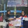 Rezka Oktoberia serahkan hadiah Open Turnamen Volly Ball Putra dan Putri Legusa Cup I